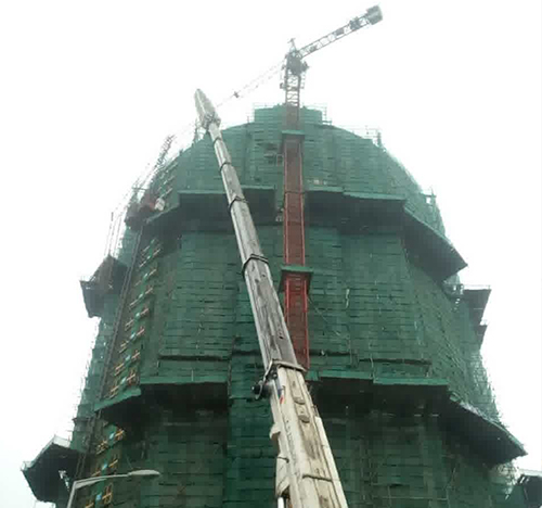 蠡县吊车在工地上作业